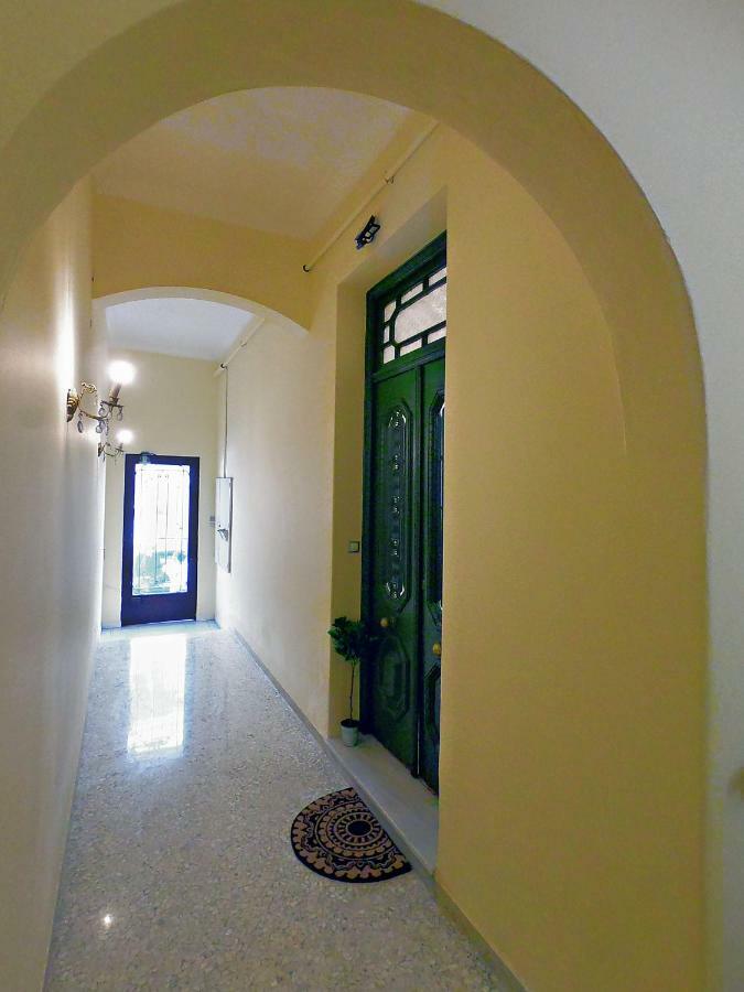 Neoclassical House With Unique Athenian Yard 外观 照片